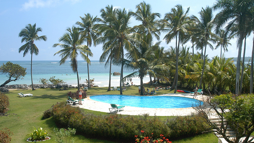 Disfrute de la piscina y la playa en el área del hotel.
