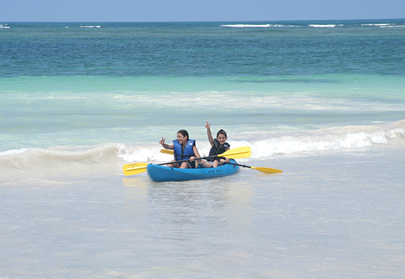 De una vuelta en el kayak, frente al hotel o por la bahía. (kayaks gratis)